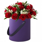 Розы с альстромериями в шляпной коробке